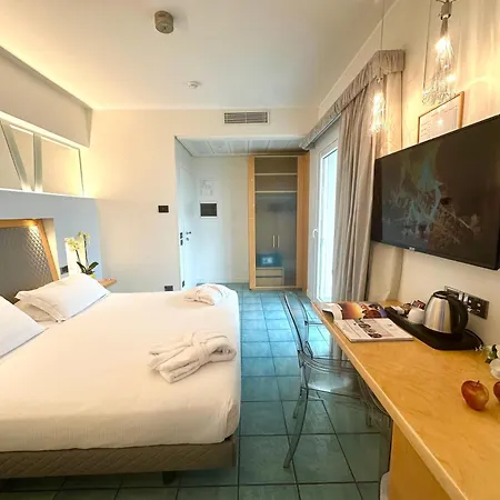 מלון Club House 4*